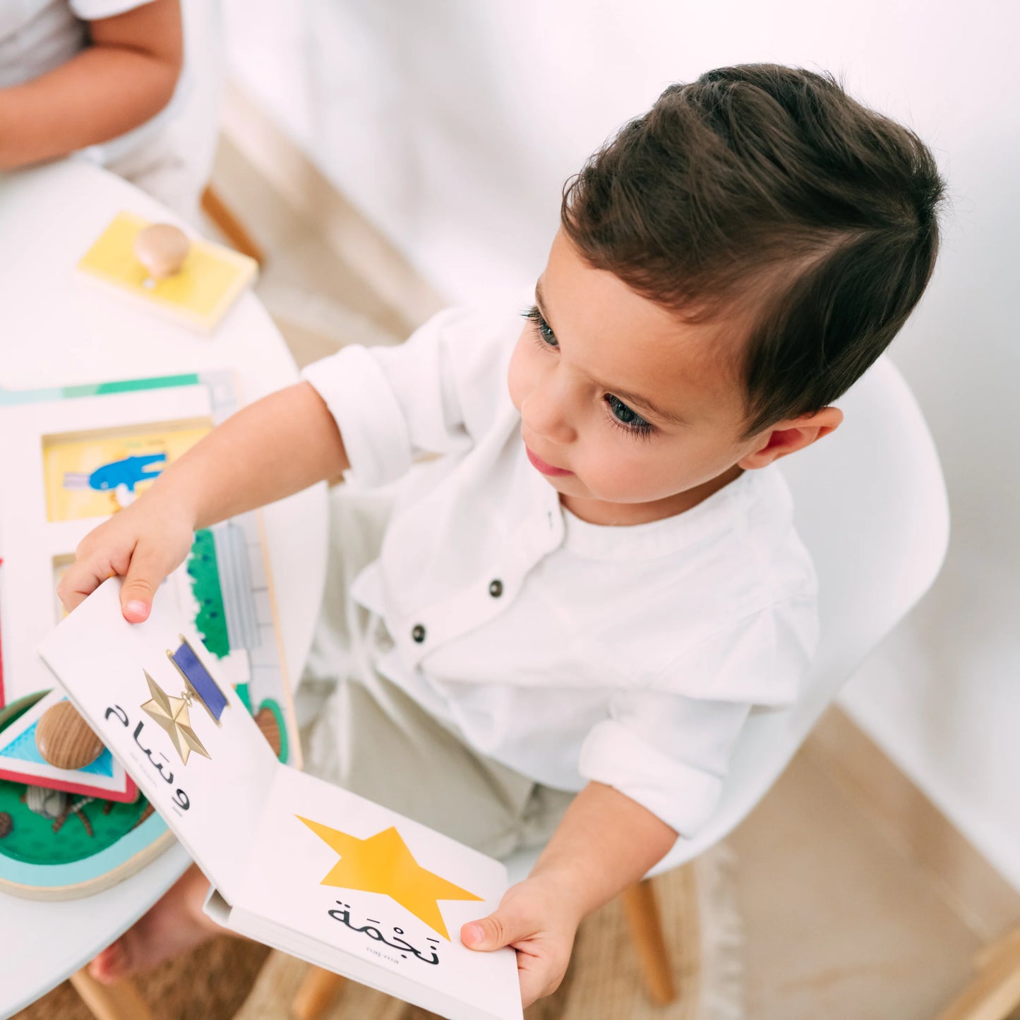 My first words: shapes كلماتي الأولى: الأشكال