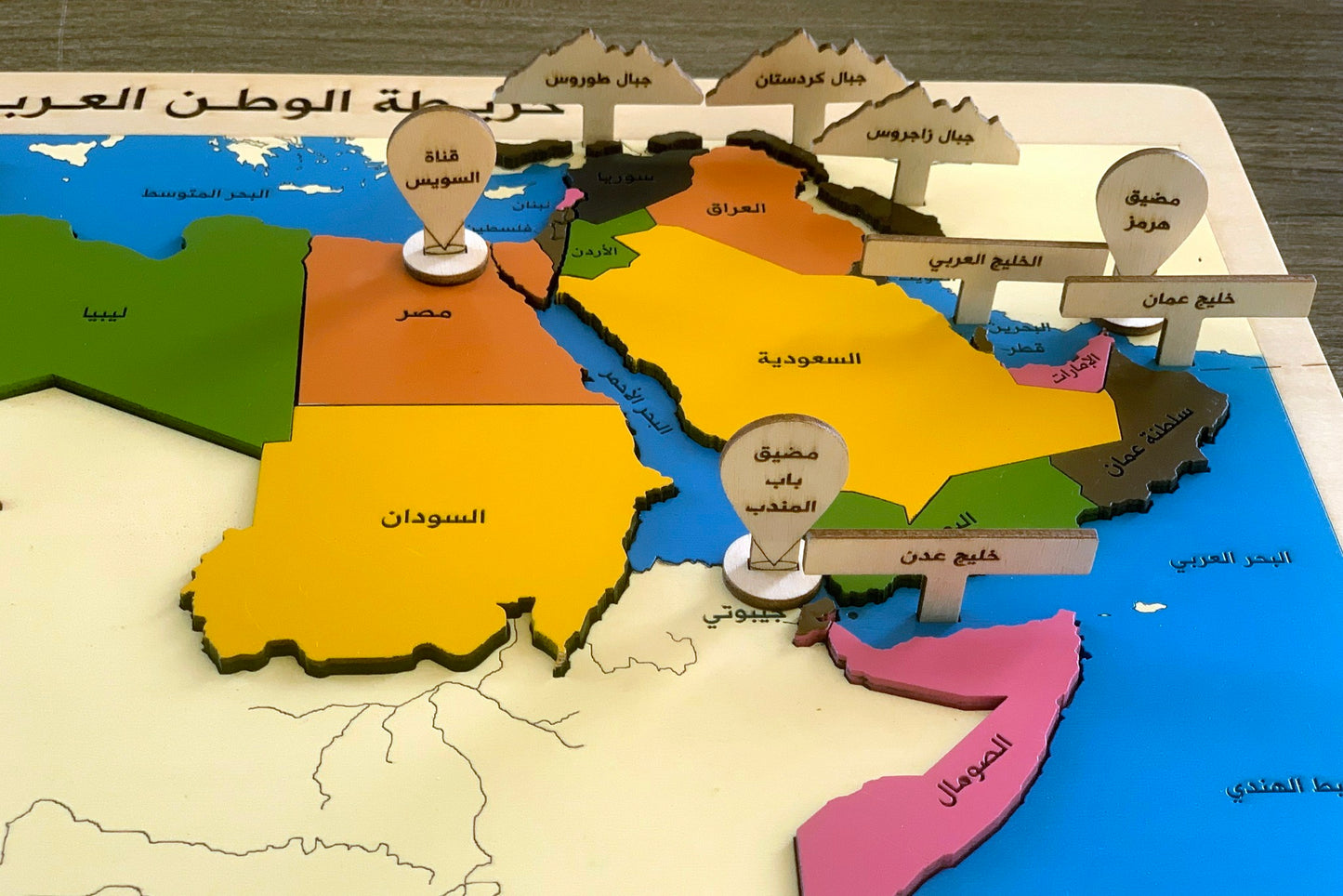 خريطة الوطن العربي wooden Middle East map with flags