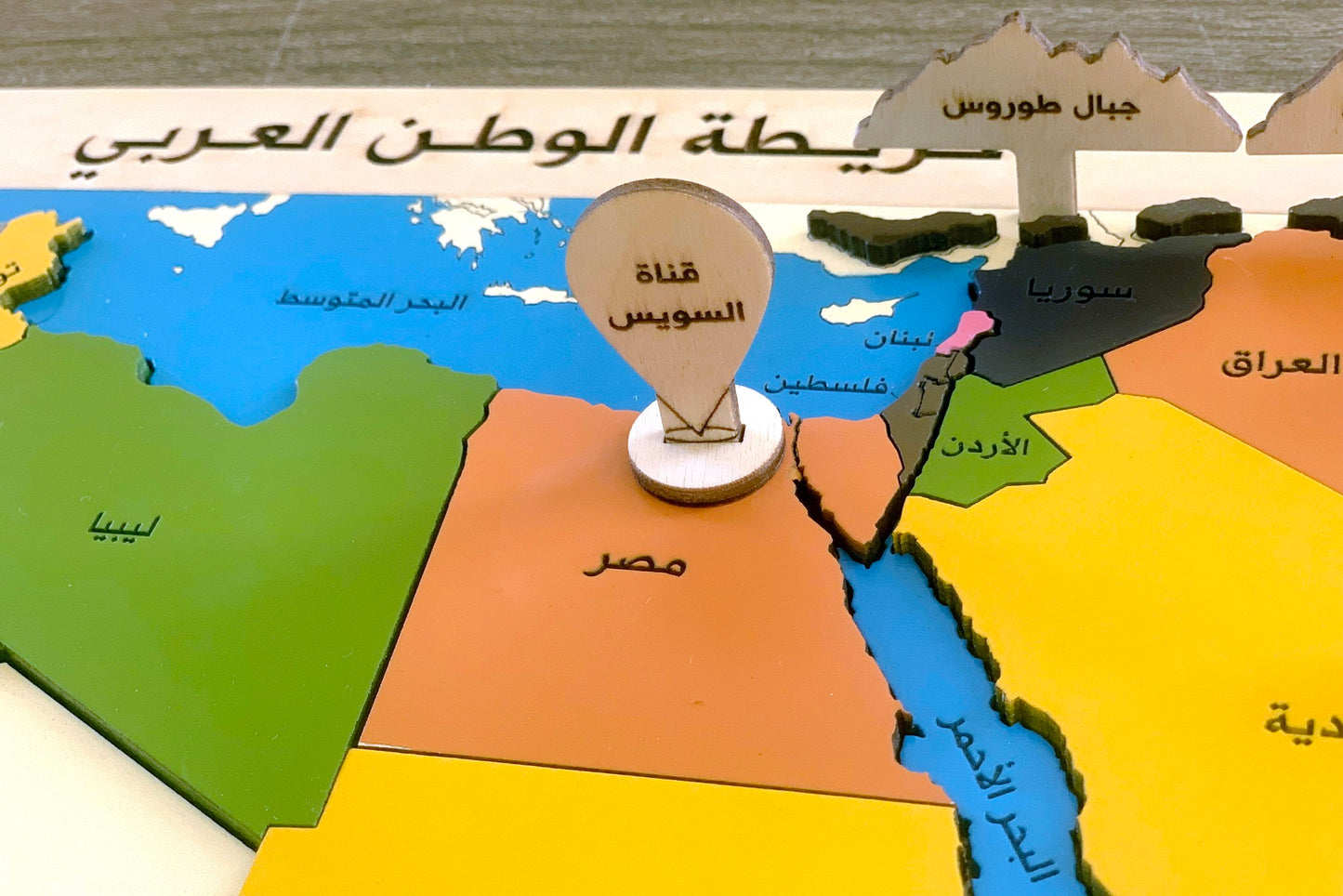 خريطة الوطن العربي wooden Middle East map with flags