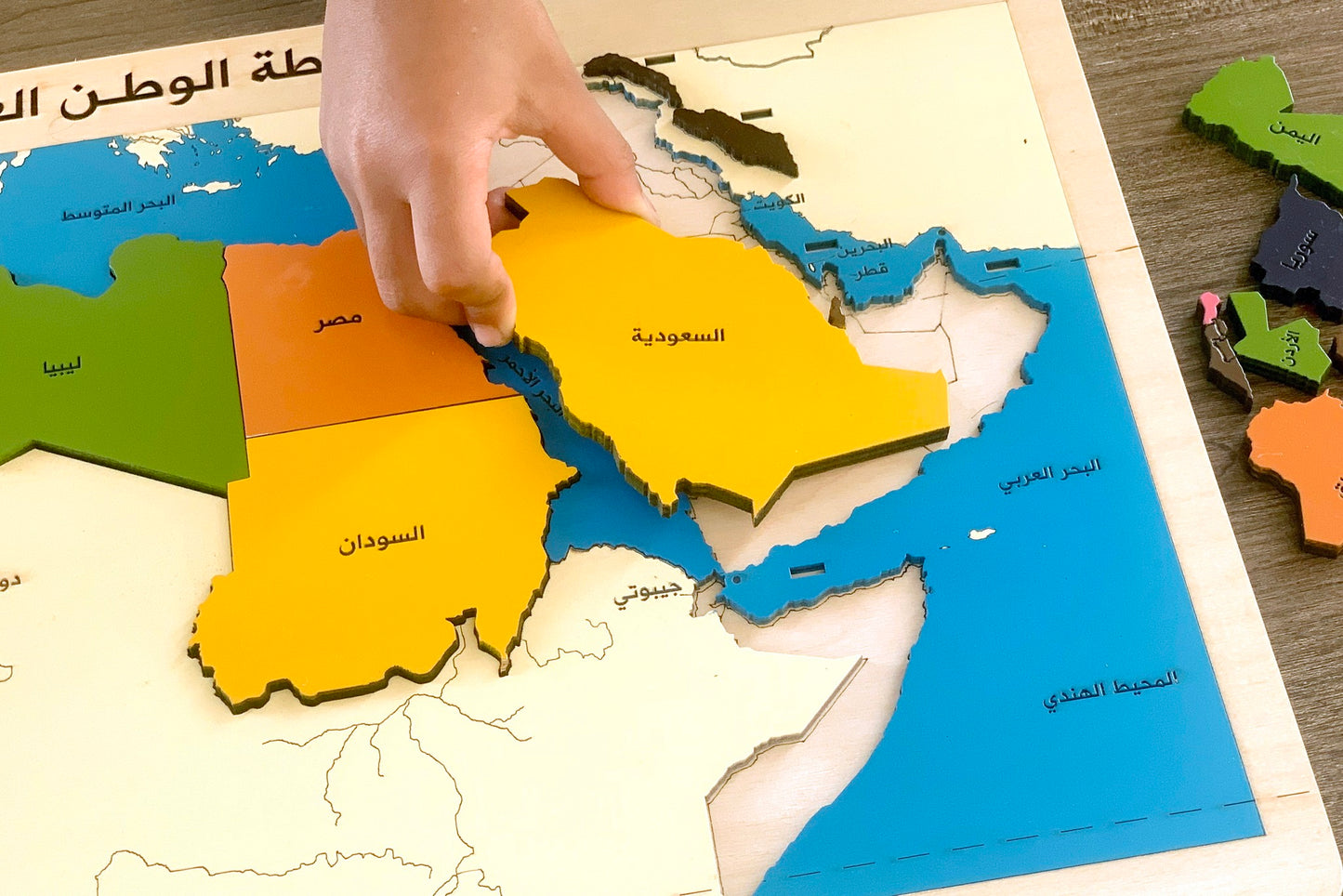خريطة الوطن العربي wooden Middle East map with flags